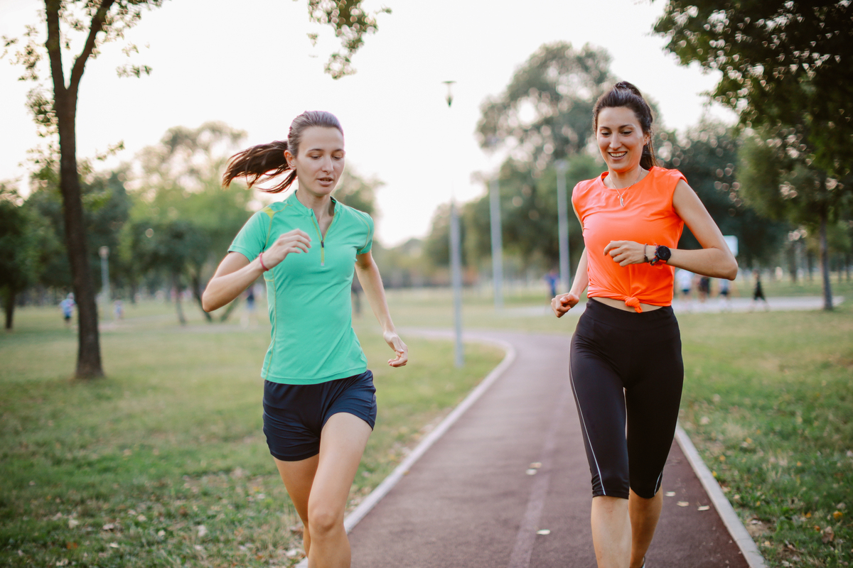 dvě běžkyně v parku
