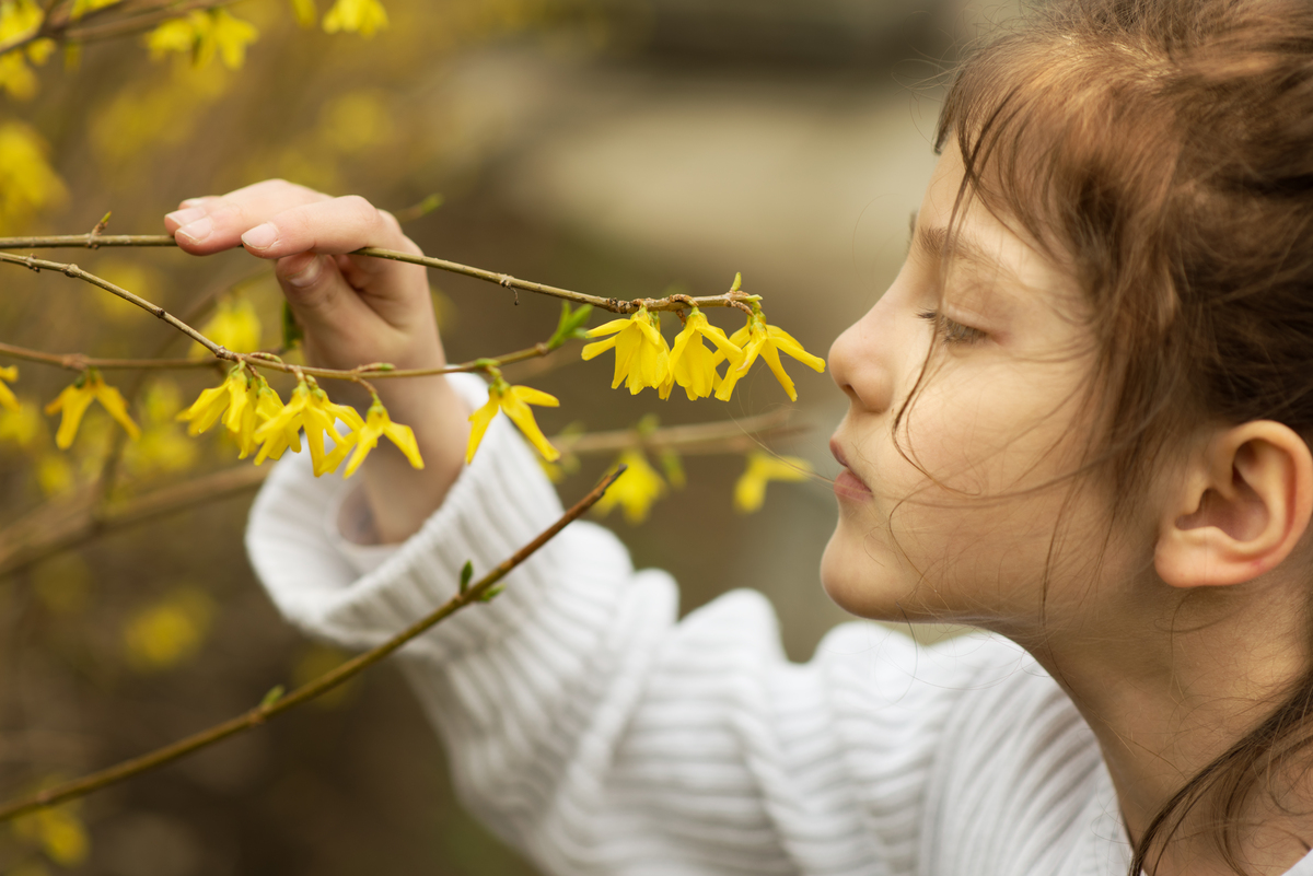zrzavá dívka čichá ke zlatému dešti