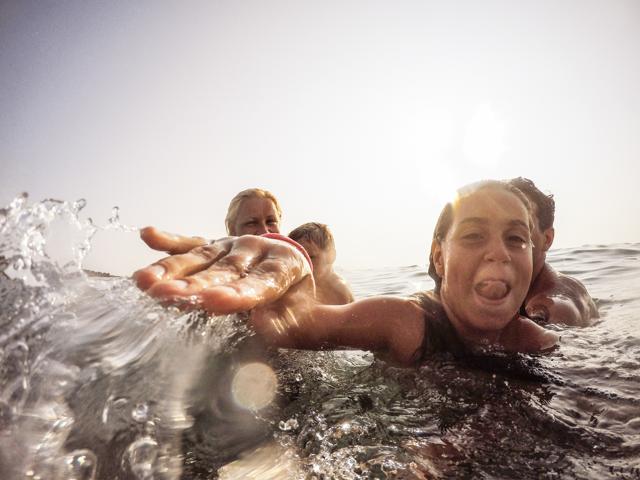 spokojené dítě cákající se ve vodě