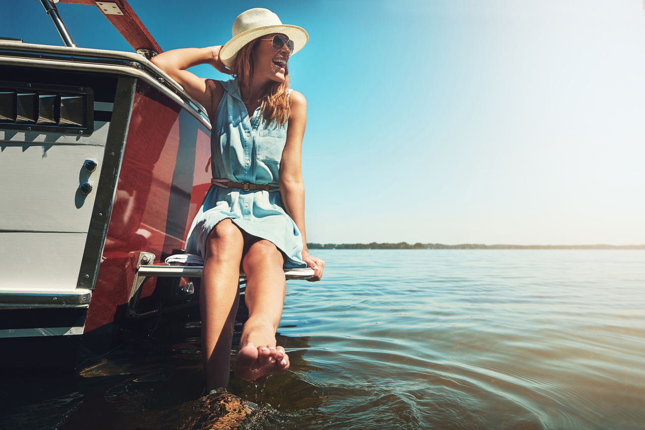 Spokojená, usmívající se maminka na lodi, na moři