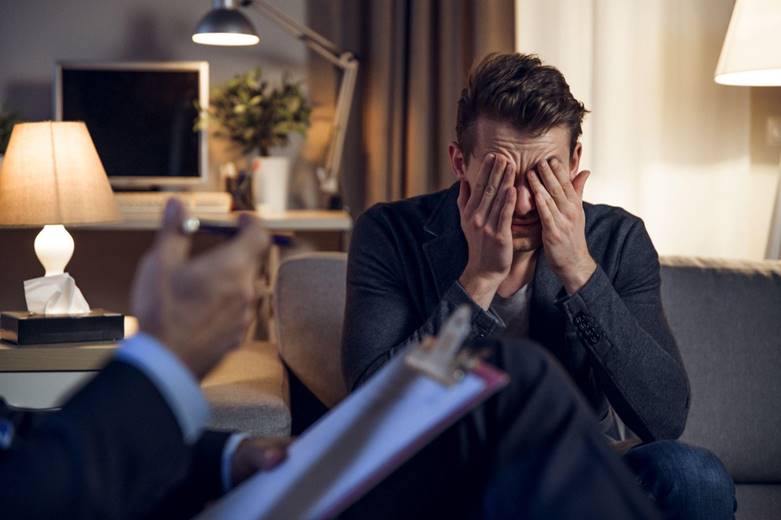 Psycholog mluví se svým pacientem, který trpí depresemi.