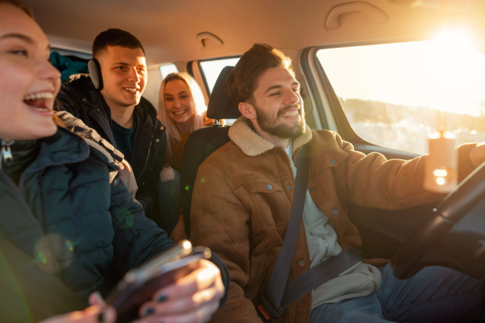 plné auto lidí cestujících na společný výlet