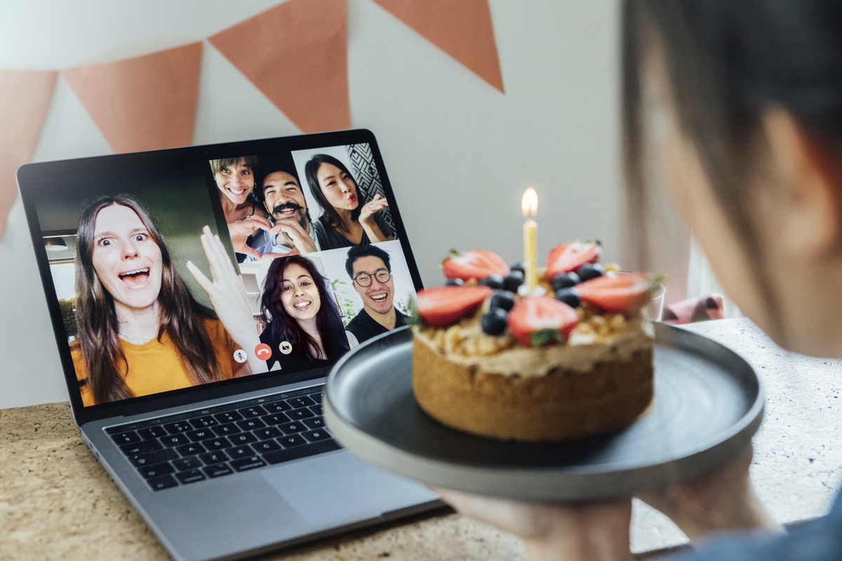oslava narozenin přes počítač v rámci videohovoru