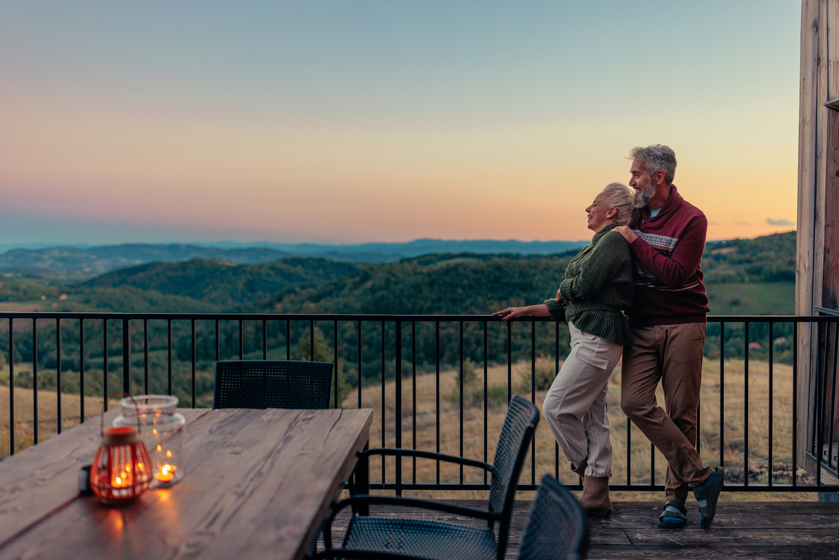 seniorský pár v důchodu na horském výletě