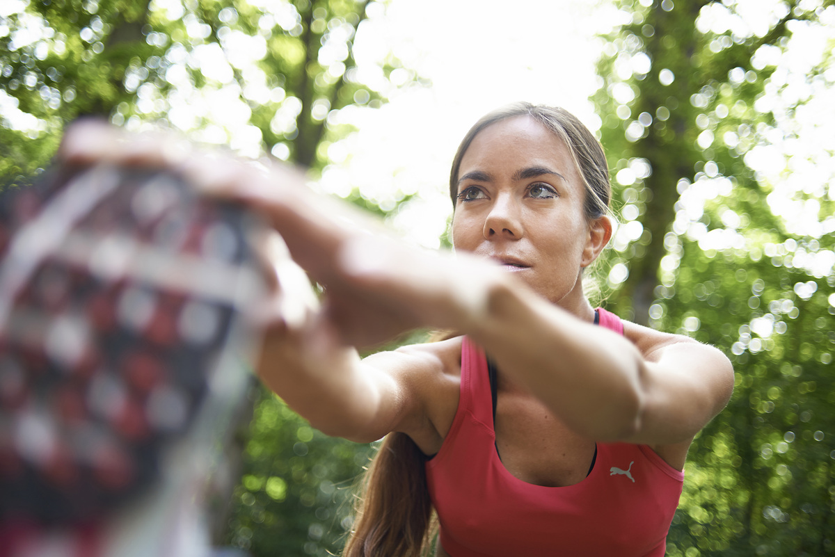 žena protahující se a připravující se k běhu
