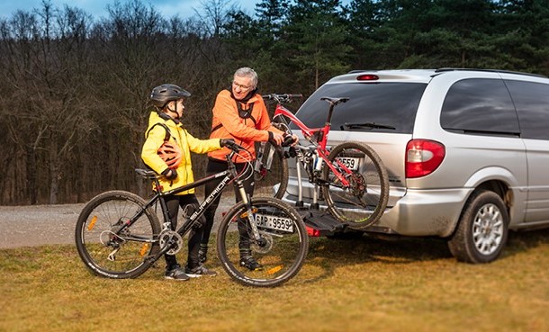 Pojištěný děda s vnukem vyráží na kolo.