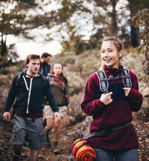 Mladí přátelé se životním pojištěním na výletě.