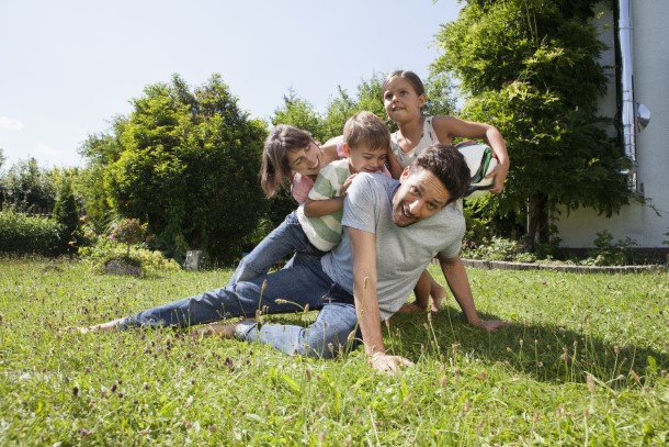 Mladou šťastnou rodinu jistí životní pojištění.