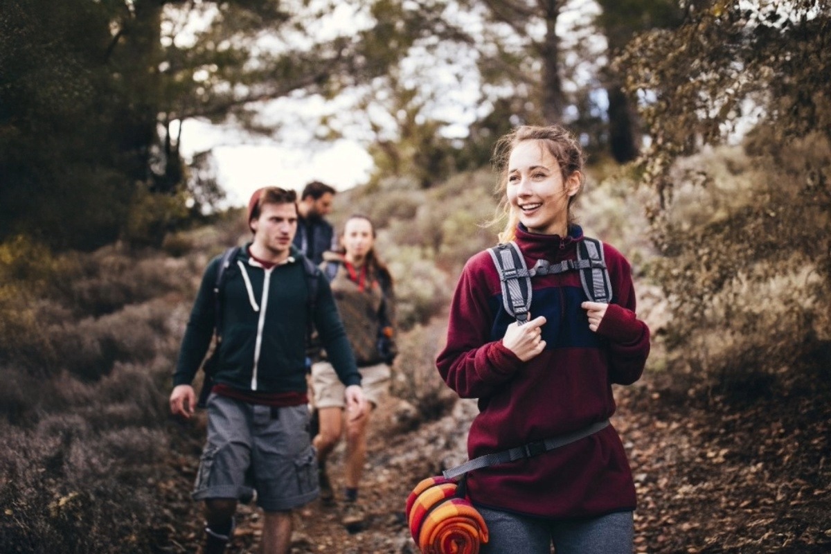 přátelé na vycházce v přírodě