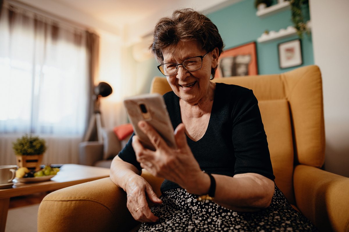seniorní žena používá mobilní telefon