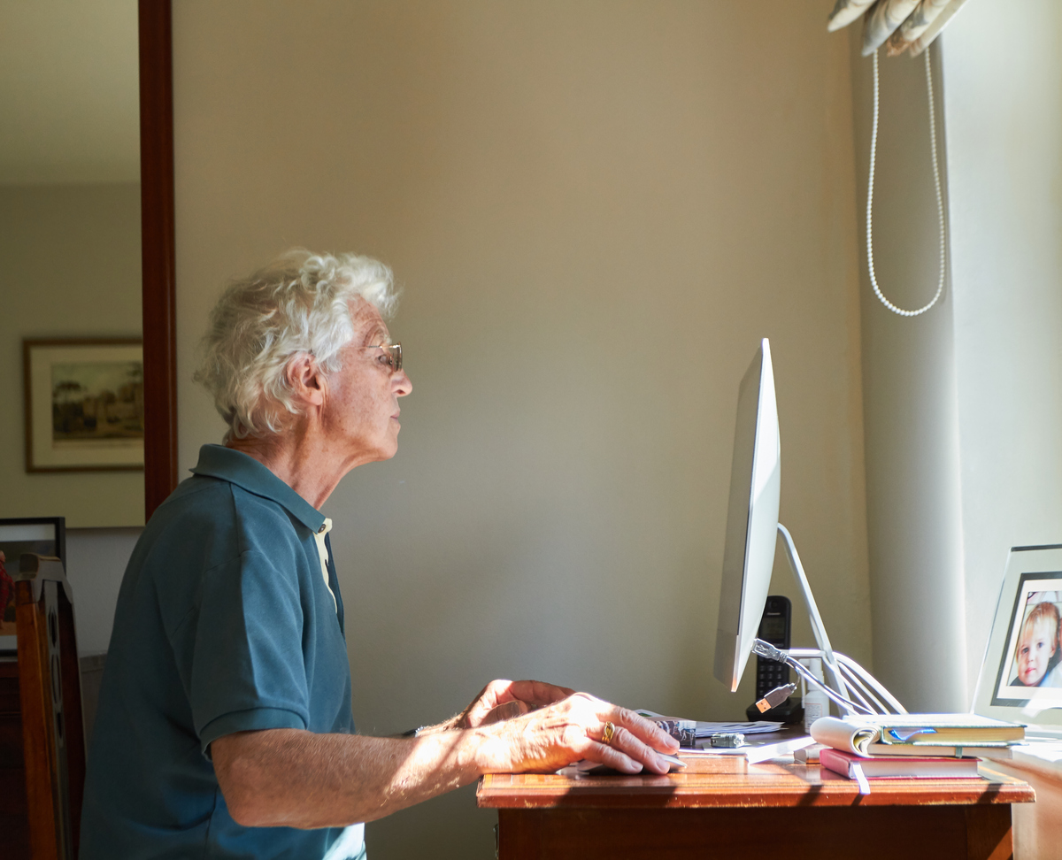 senior používá počítač