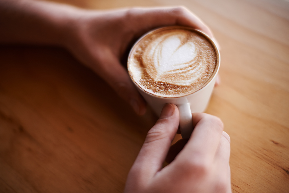 káva s mléčnou pěnou a vykresleným srdíčkem