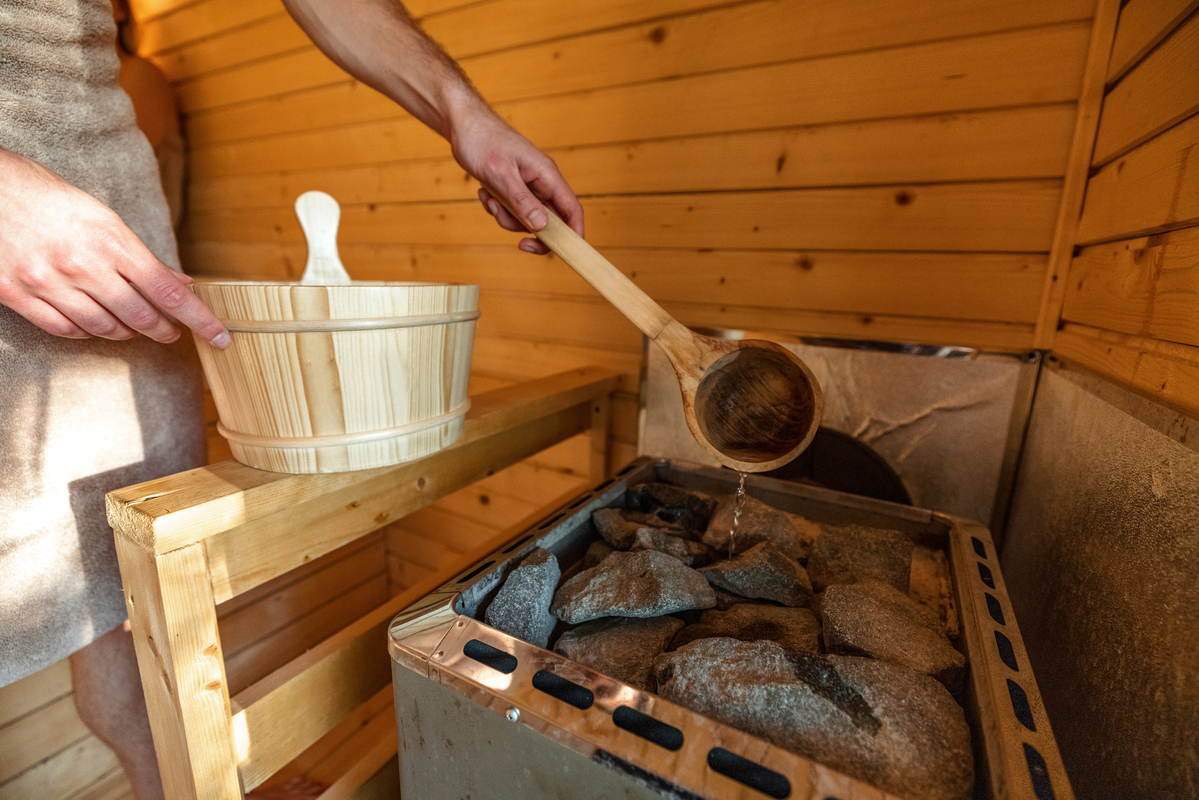 polévání horkých kamenů v sauně