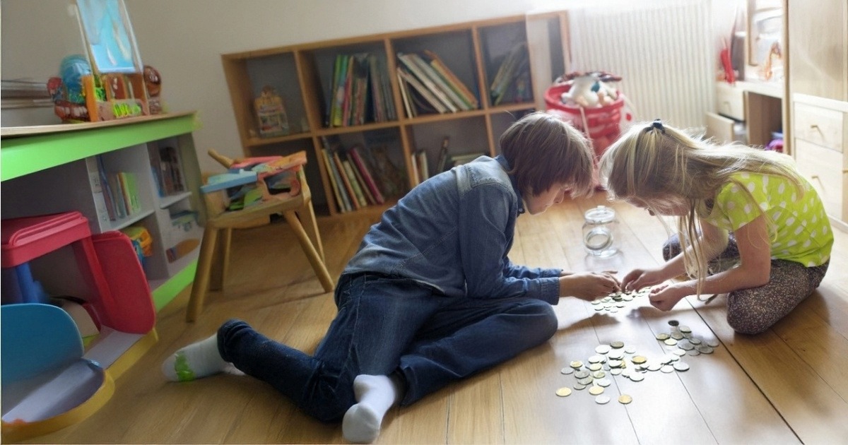 děti si na podlaze v dětské pokojíčku přepočítávají své úspory