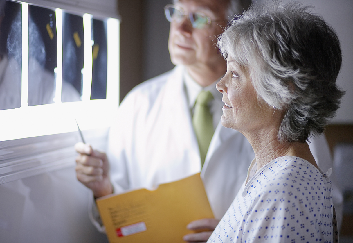 žena na vyšetření ve spánkové laboratoři, konzultující výsledný AHI index s lékařem