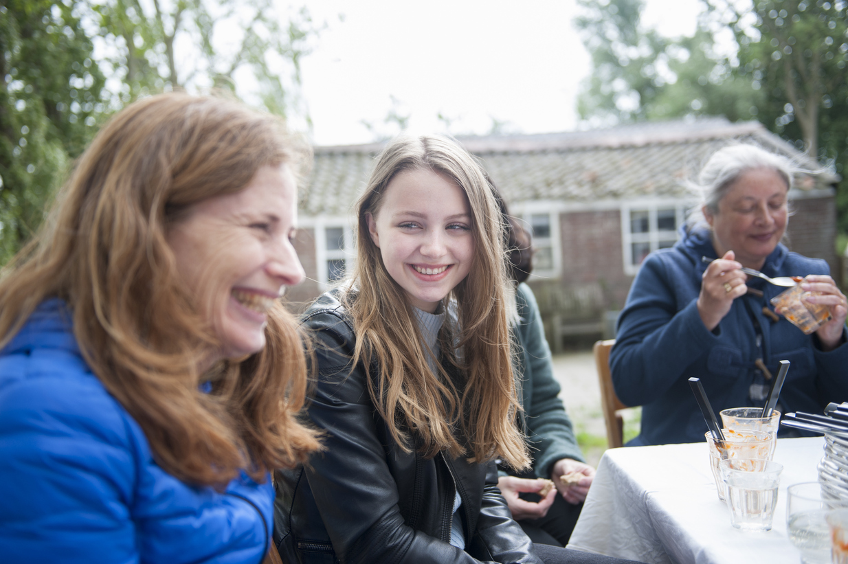 Ilustrační fotografie usměvavého člověka se stomií, který si užívá aktivní život díky správné péči a podpoře.