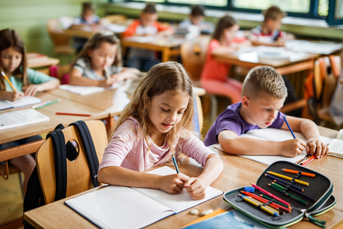 třída plná spokojených dětí