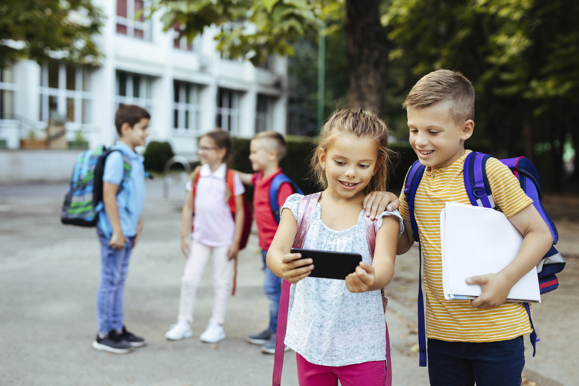 Generace alfa vnímá technologie a sociální sítě jak naprosto přirozenou součást jejich každodenního života.