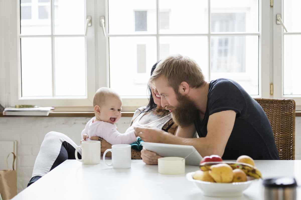Mladá rodina si užívá společné chvíle s miminkem