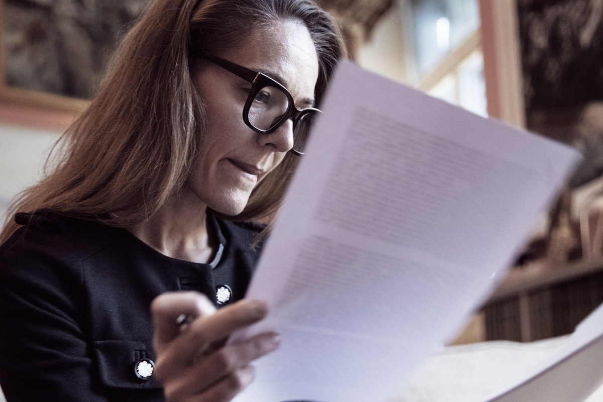žena si pečlivě studuje dokumenty ke svému životnímu pojištění