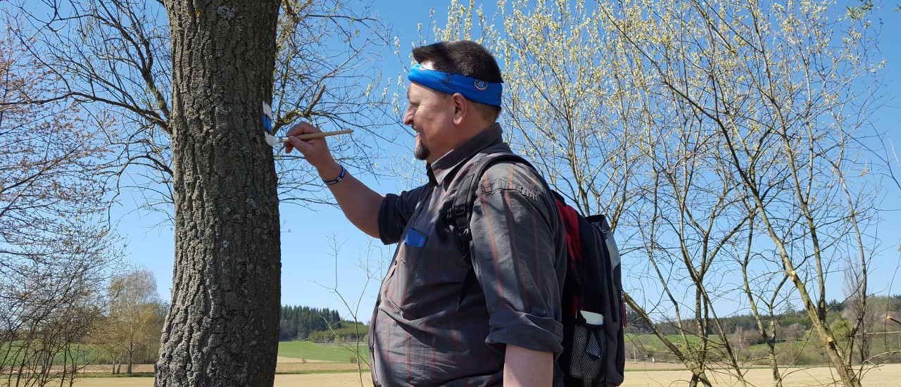 Při malování turistických značek si vyčistíte hlavu od starostí