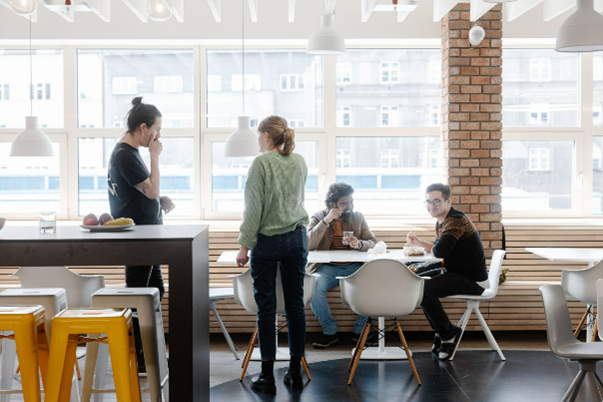 NN Digital Hub Zaměstnanci jsou na obědě v jídelně NN Digital Hub