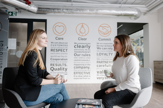 NN Digital Hub Zaměstnanci NN Digital Hub pijí kávu