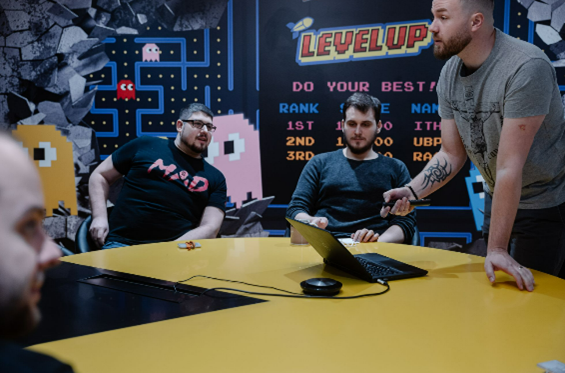 NN Digital Hub Diskutující zaměstnanci v zasedací místnosti NN Digital Hub